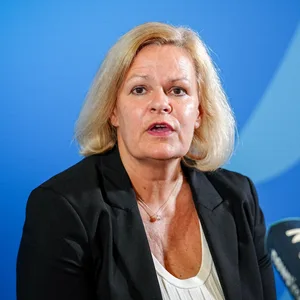Berlin: Nancy Faeser (SPD), Bundesministerin für Inneres und Heimat, gibt im Bundesministerium des Innern und für Heimat ein Pressestatement.