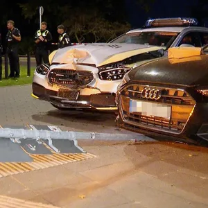 Verfolgungsjagd an der Alster – Polizeiwagen kracht in das Heck von Miles Auto