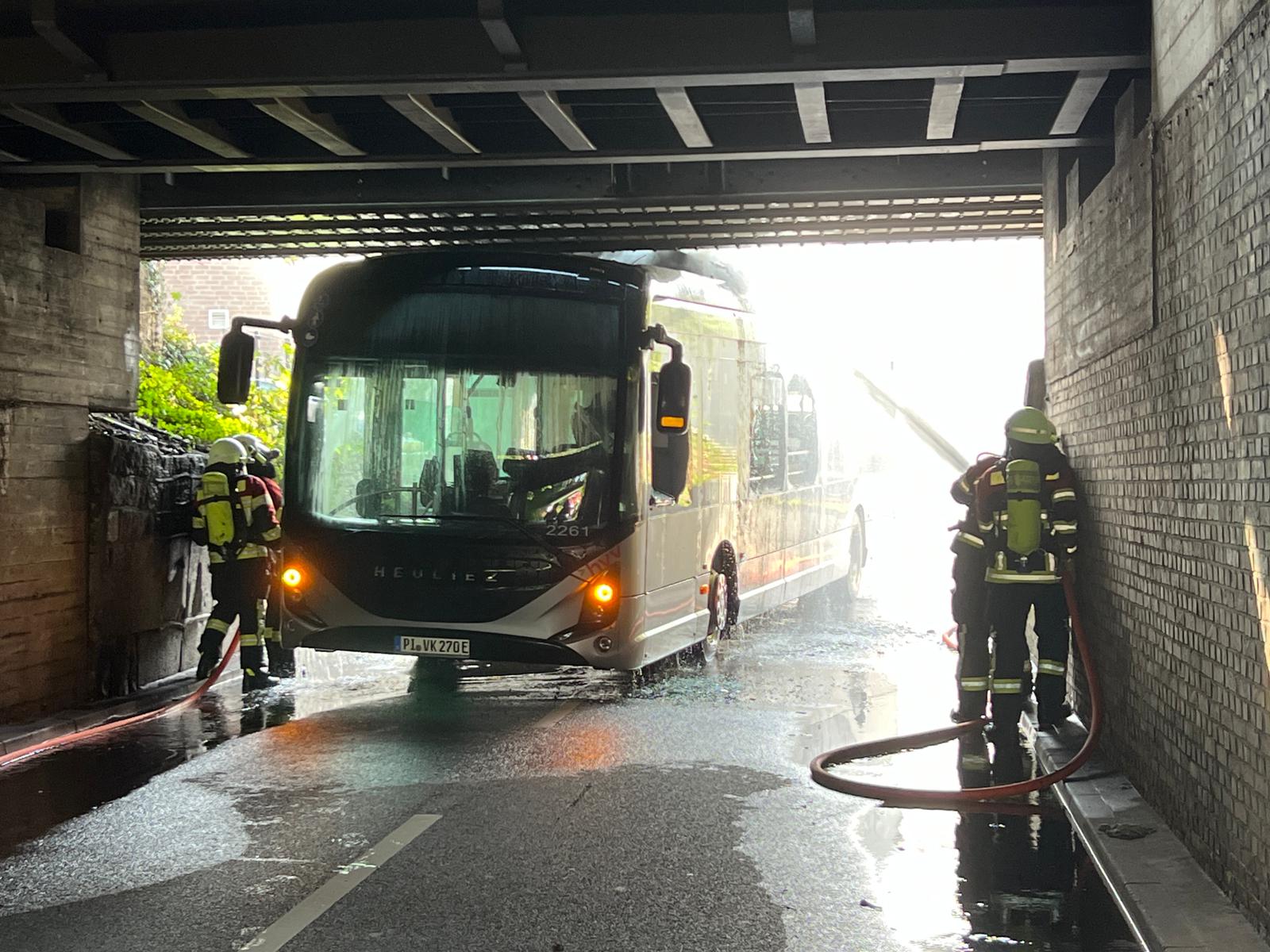 Linenbus fährt sich unter Brücke fest und geht in Flammen auf