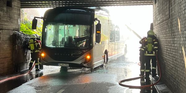 Linenbus fährt sich unter Brücke fest und geht in Flammen auf