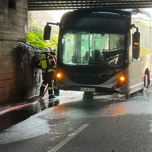 Linenbus fährt sich unter Brücke fest und geht in Flammen auf