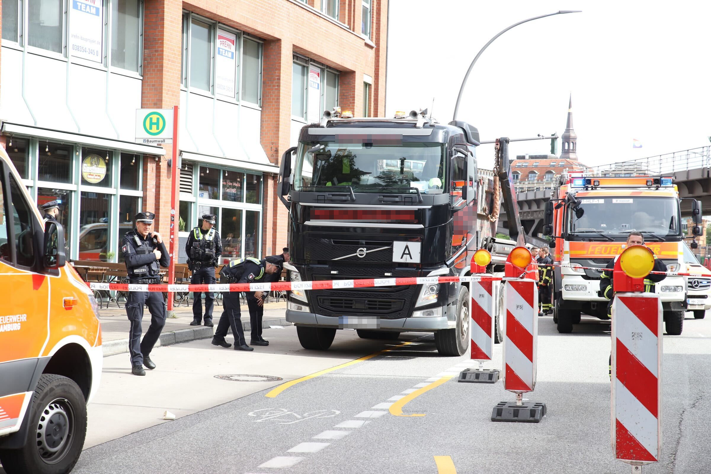 Die Radfahrerin hatte keine Chance, sie starb noch am Unfallort.