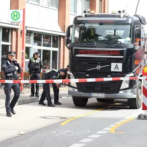 Die Radfahrerin hatte keine Chance, sie starb noch am Unfallort.