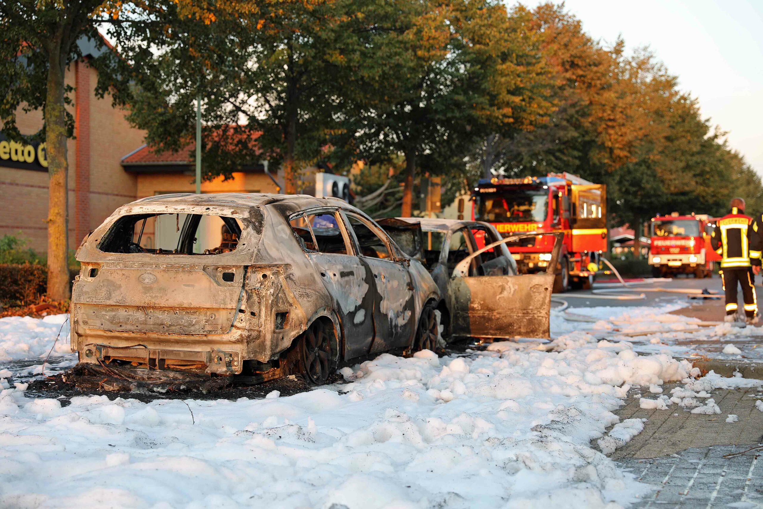 Schwerer Unfall in Sanitz – Autos gehen nach Frontalcrash in Flammen auf – Ersthelfer retten Mann aus brennenden Auto