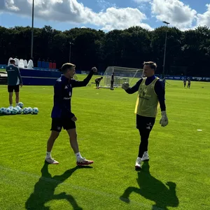 Emir Sahiti (l.) klatscht nach seinem ersten HSV-Training mit Torhüter Tom Mickel ab.