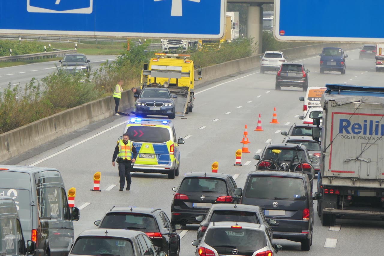 Wegen Aquaplaning: BMW verunglückt auf A7 bei Hamburg