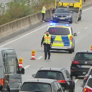 Wegen Aquaplaning: BMW verunglückt auf A7 bei Hamburg