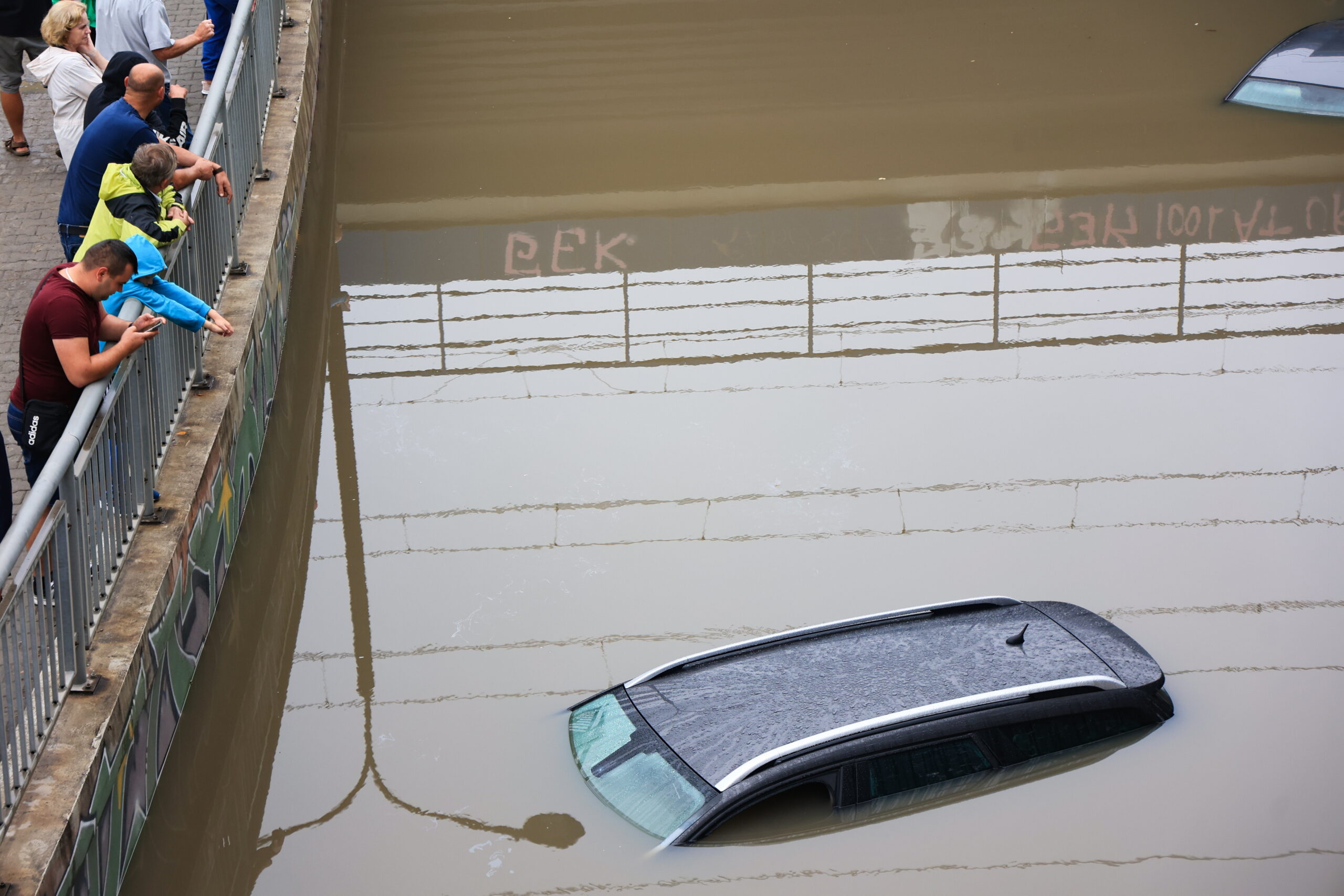 Dieses Auto in Warschau steht bis zum Dach im Wasser.