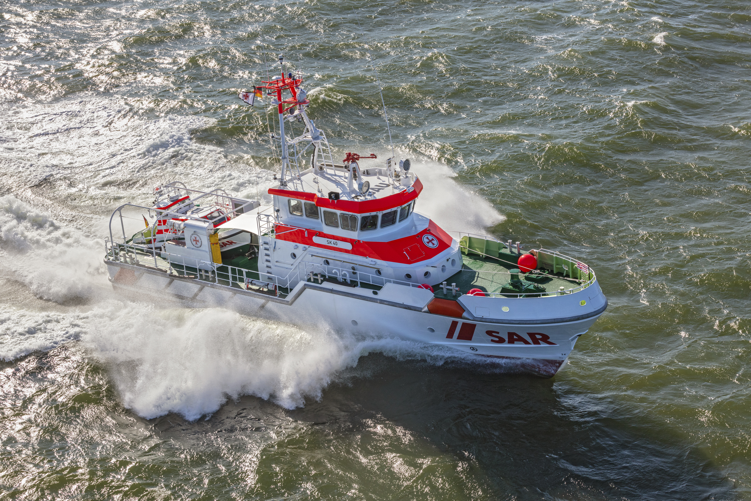 Der Seenotrettungskreuzer „Hamburg“ der Deutschen Gesellschaft zur Rettung Schiffbrüchiger (DGzRS) auf dem Weg nach Borkum.