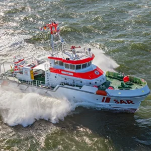 Der Seenotrettungskreuzer „Hamburg“ der Deutschen Gesellschaft zur Rettung Schiffbrüchiger (DGzRS) auf dem Weg nach Borkum.