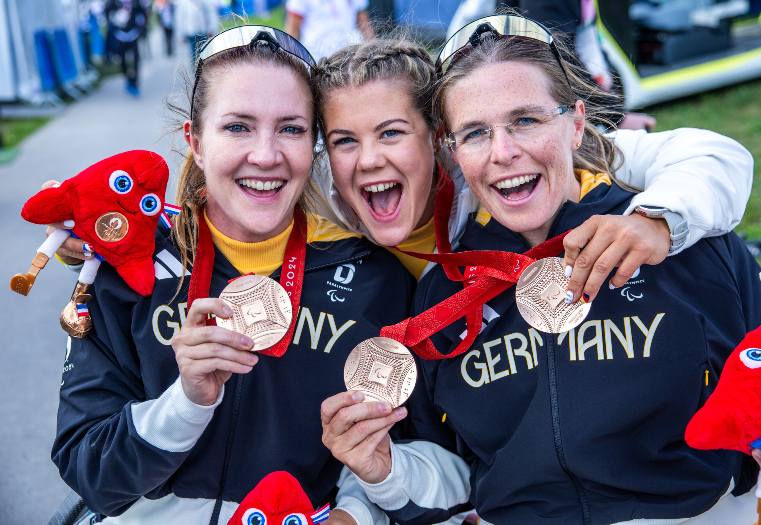 Edina Müller feiert ihre Bronzemedaille bei den Paralympics