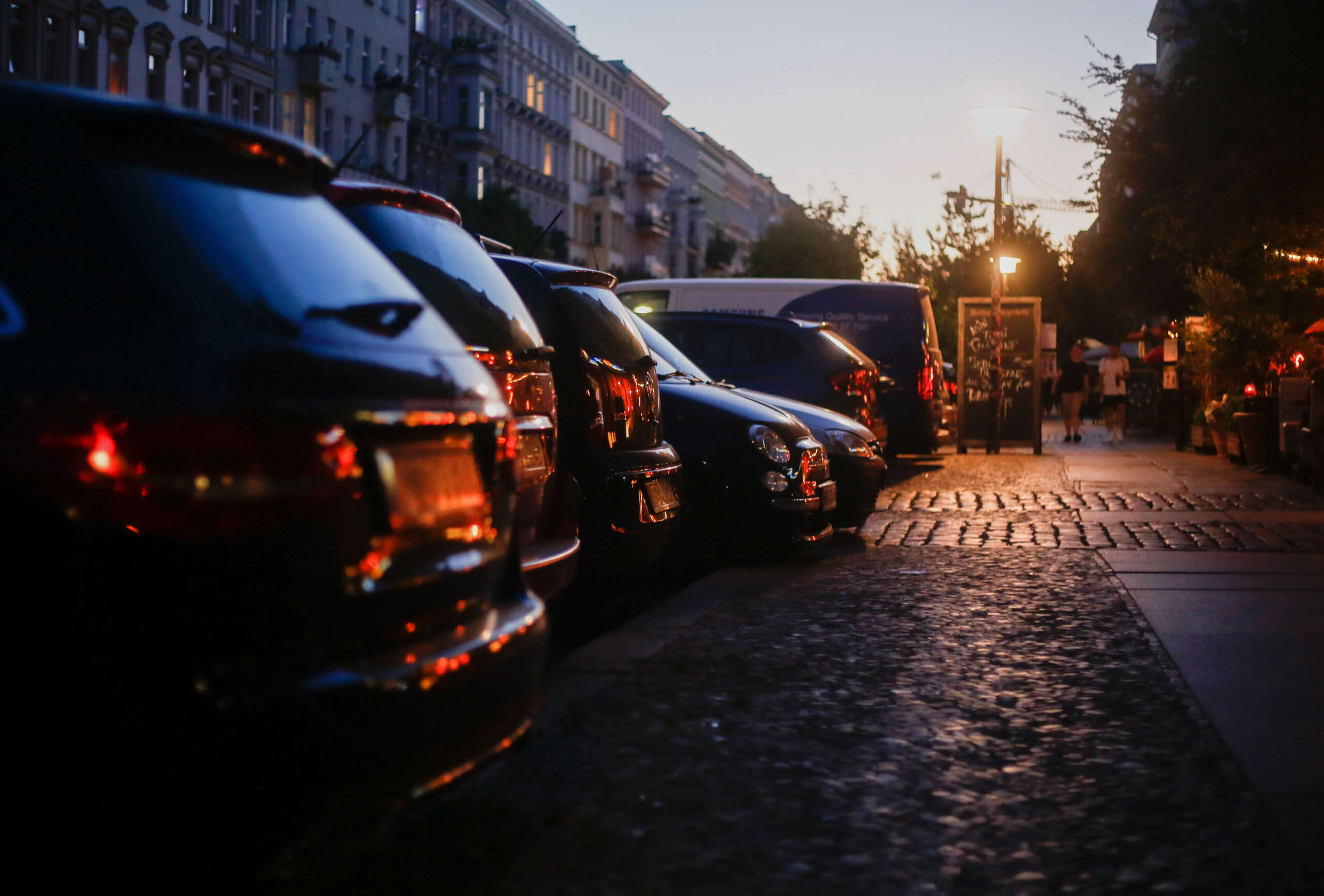 Geparkte Autos am Straßenrand.