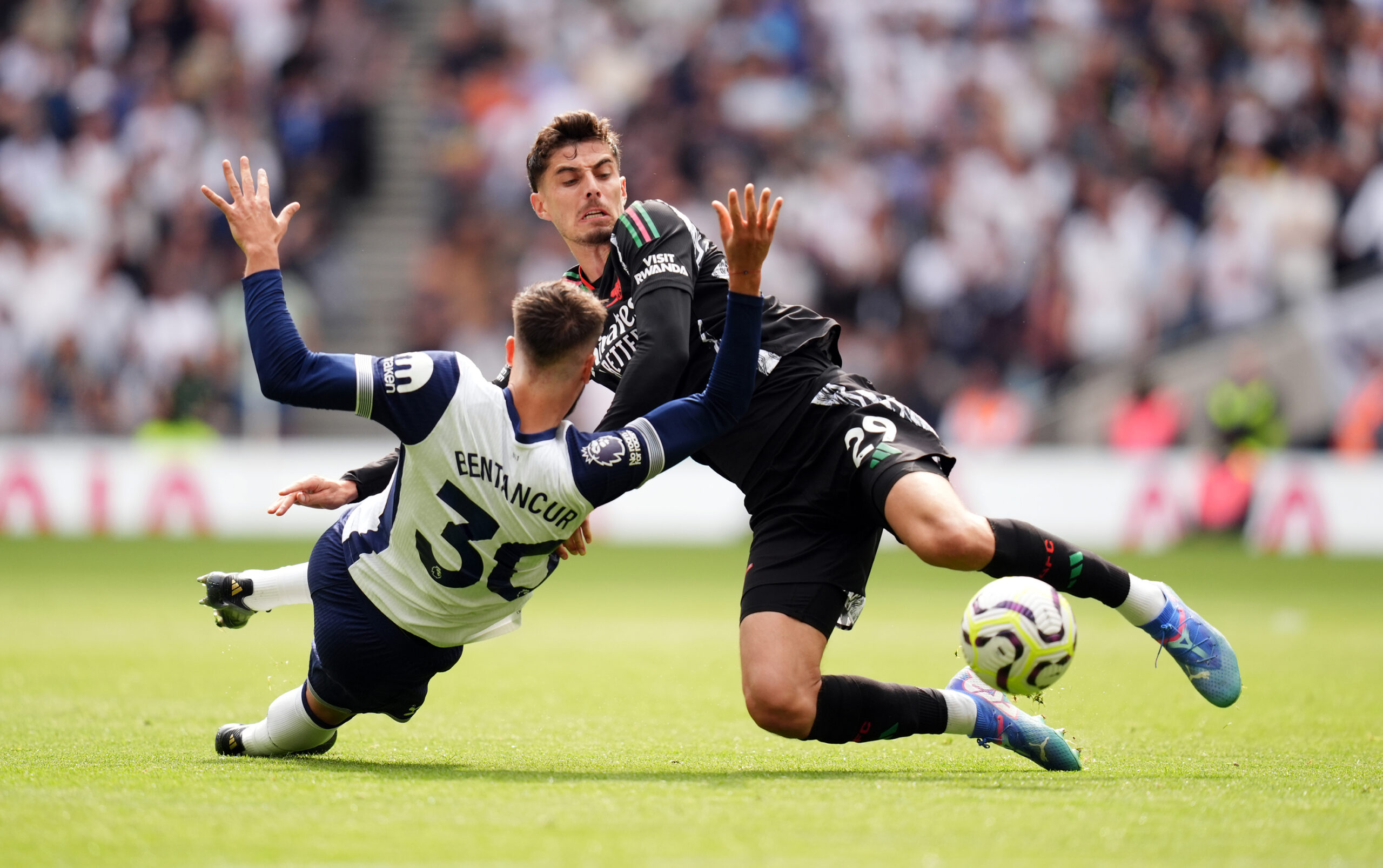 Kai Havertz gegen Tottenhams Rodrigo Bentancur