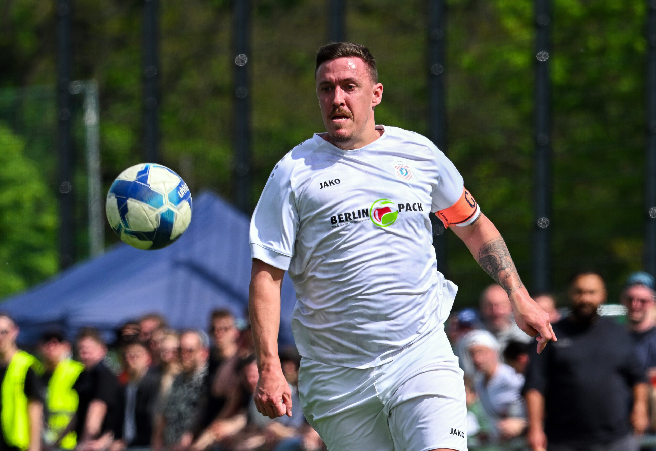 Max Kruse im Trikot von BSV AL-Dersimspor mit dem Ball vor Augen.