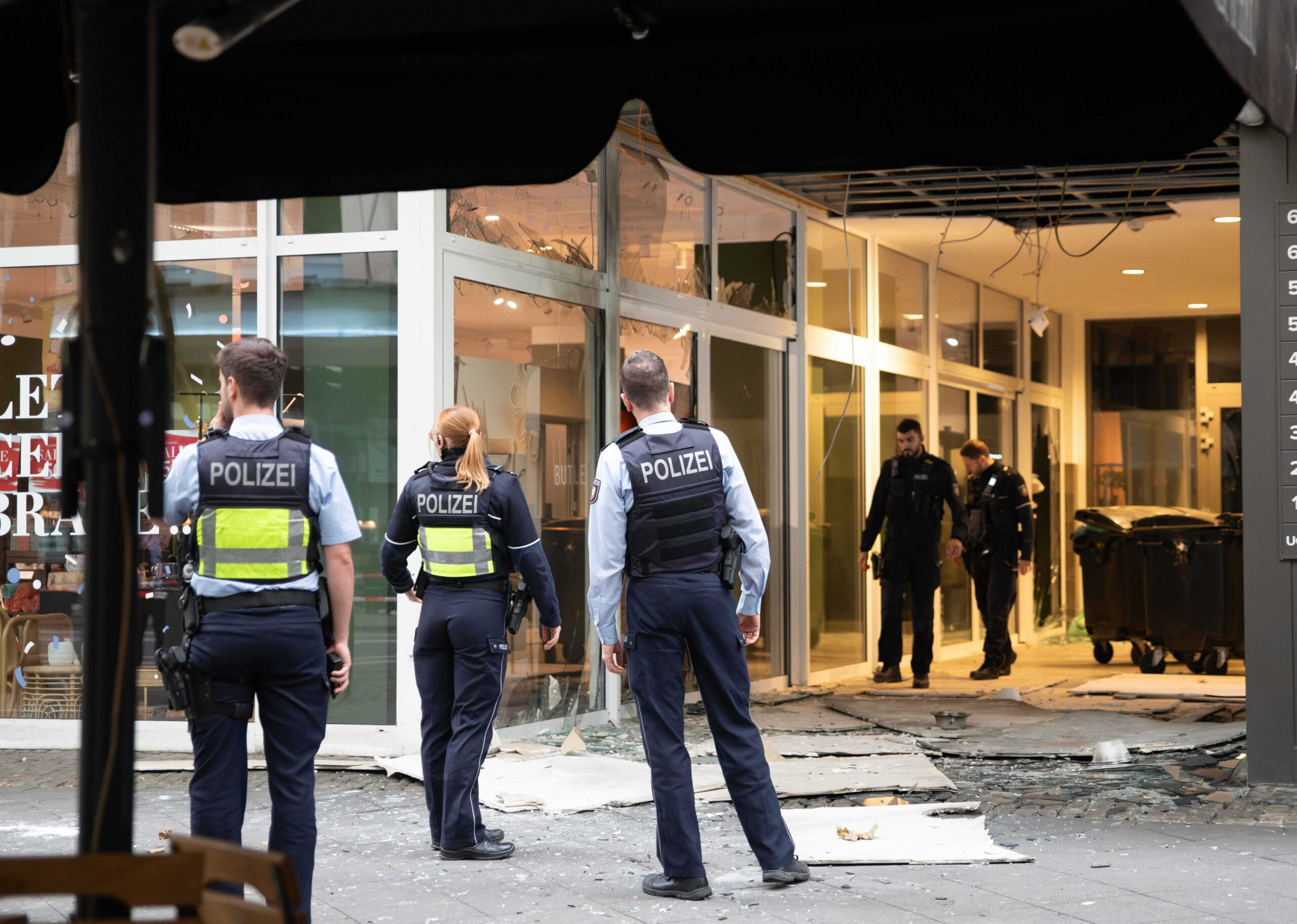 Polizeibeamte stehen am Montag nach einer Explosion vor einem beschädigten Gebäude in der Kölner Innenstadt.