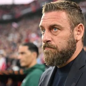 Roms Trainer Daniele De Rossi guckt mit ernster Miene.