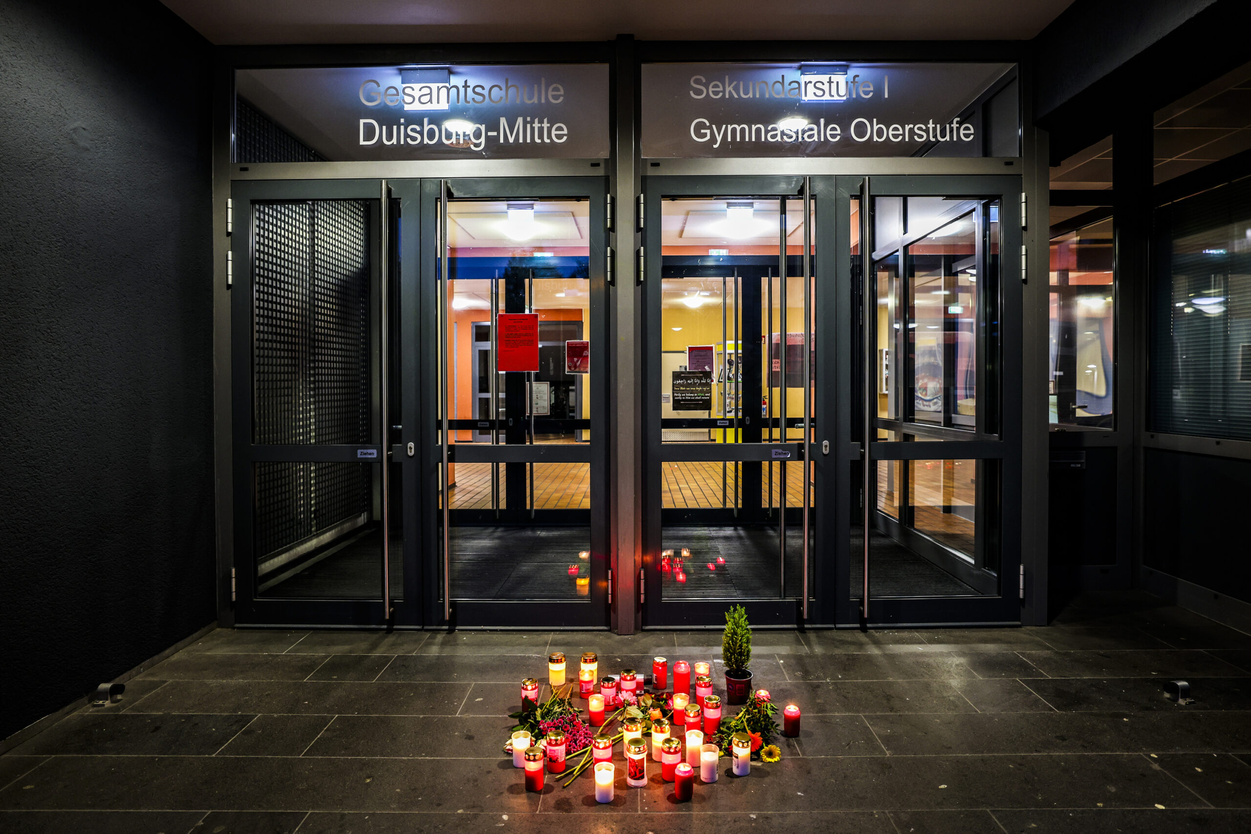 Kerzen stehen vor dem Eingang der Gesamtschule Duisburg-Mitte.