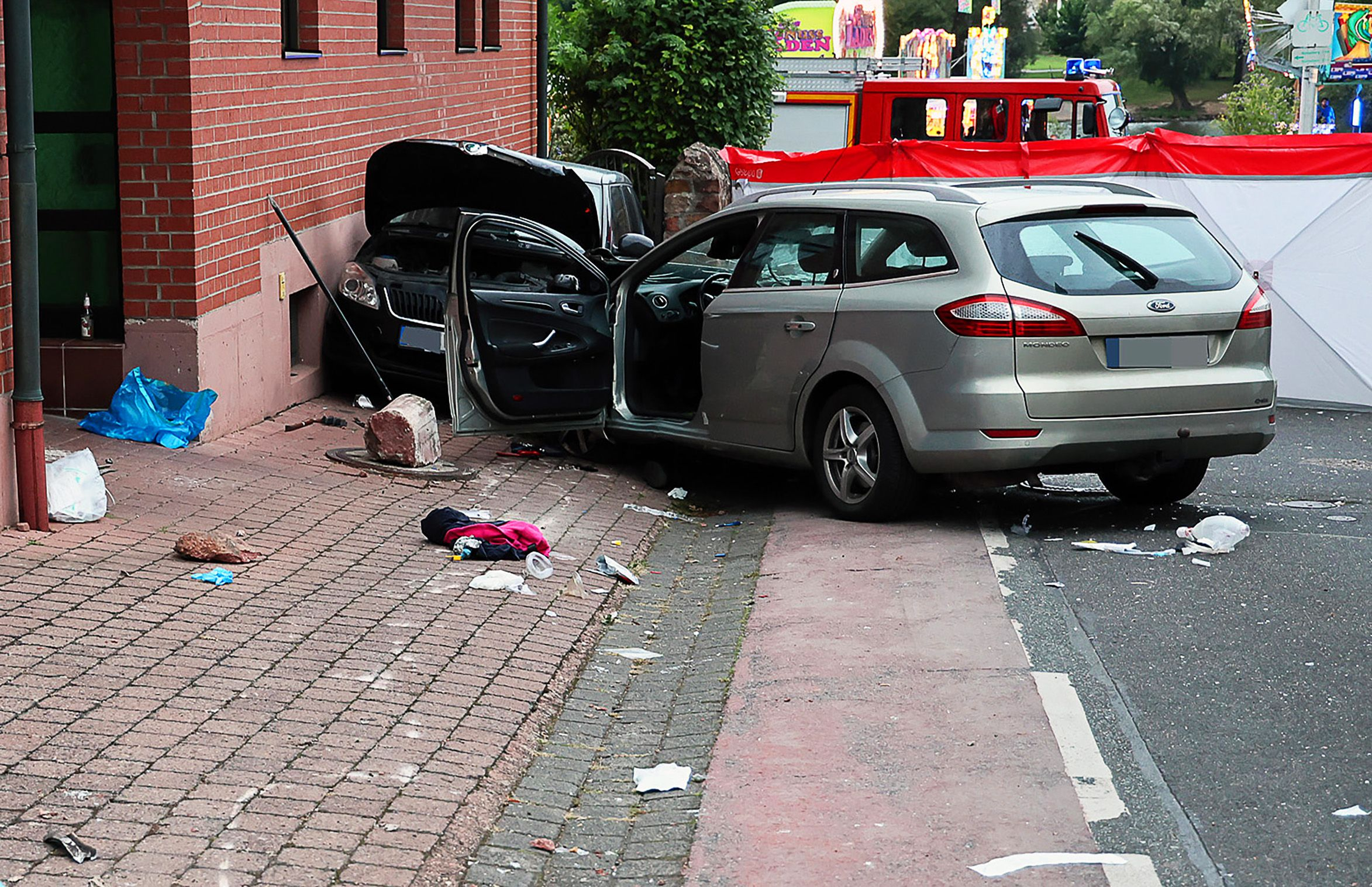 Ein Fahrzeug steht in Großwallstadt am Straßenrand