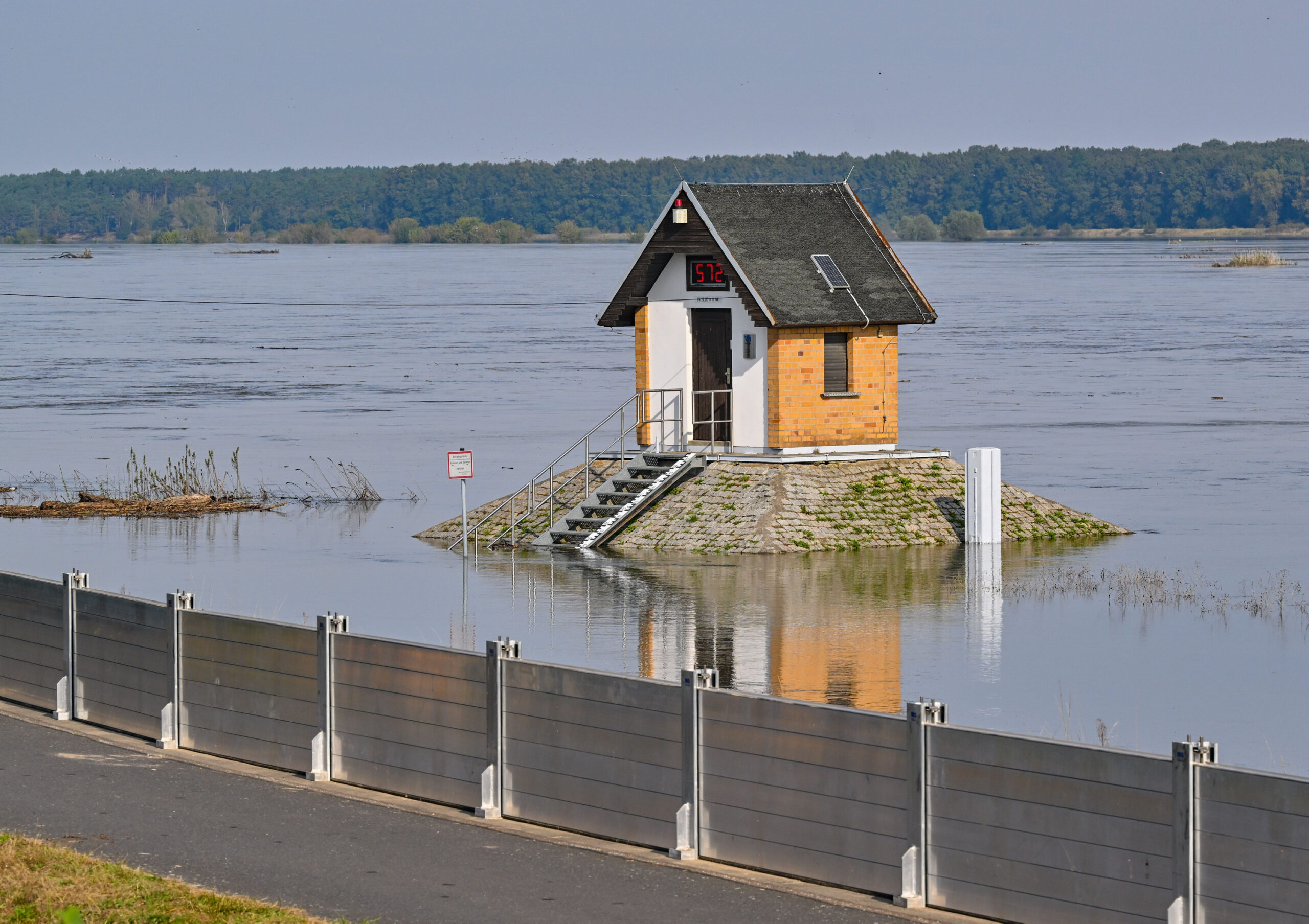 Am Pegelhaus von Ratzdorf unweit vom Zusammenfluss der Neiße in den Fluss Oder wurde eine mobile Hochwasserschutzwand aufgebaut.