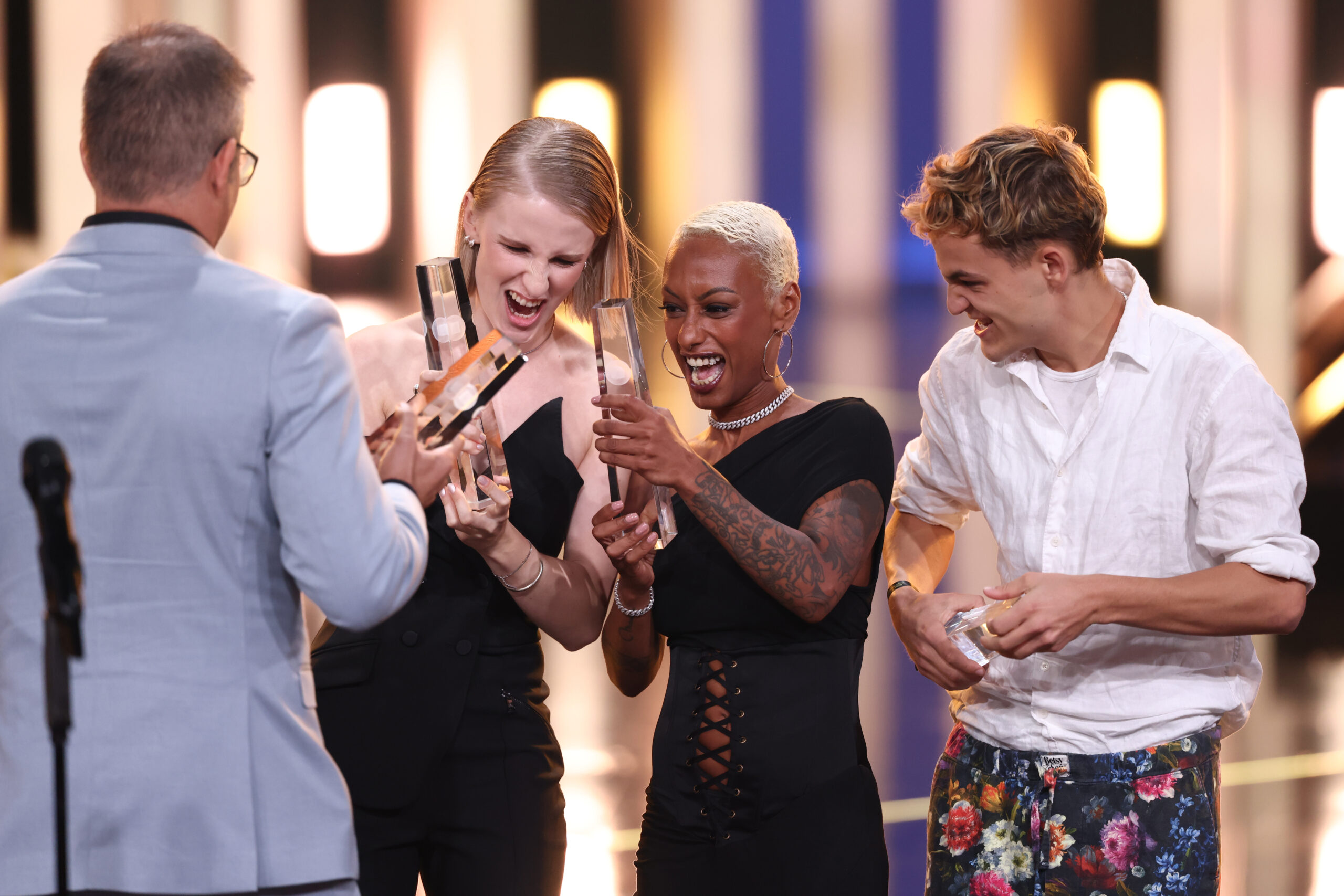 Jubel bei den „Discountern“: Klara Lange (2.v.l.), Nura Habib Omer (3.v.l.) und David Ali Rashed (r.) nehmen den Deutschen Fernsehpreis in der Kategorie Beste Comedy-Serie entgegen.