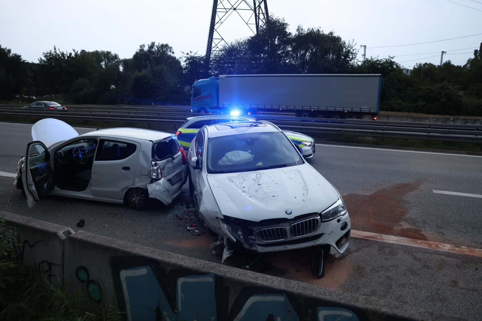 Auf der Wilhelmsburger Reichsstraße in Hamburg kollidierten ein BMW und ein Suzuki – offenbar, weil ein Motorradfahrer abrupt die Spur wechselte.