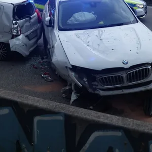 Auf der Wilhelmsburger Reichsstraße in Hamburg kollidierten ein BMW und ein Suzuki – offenbar, weil ein Motorradfahrer abrupt die Spur wechselte.