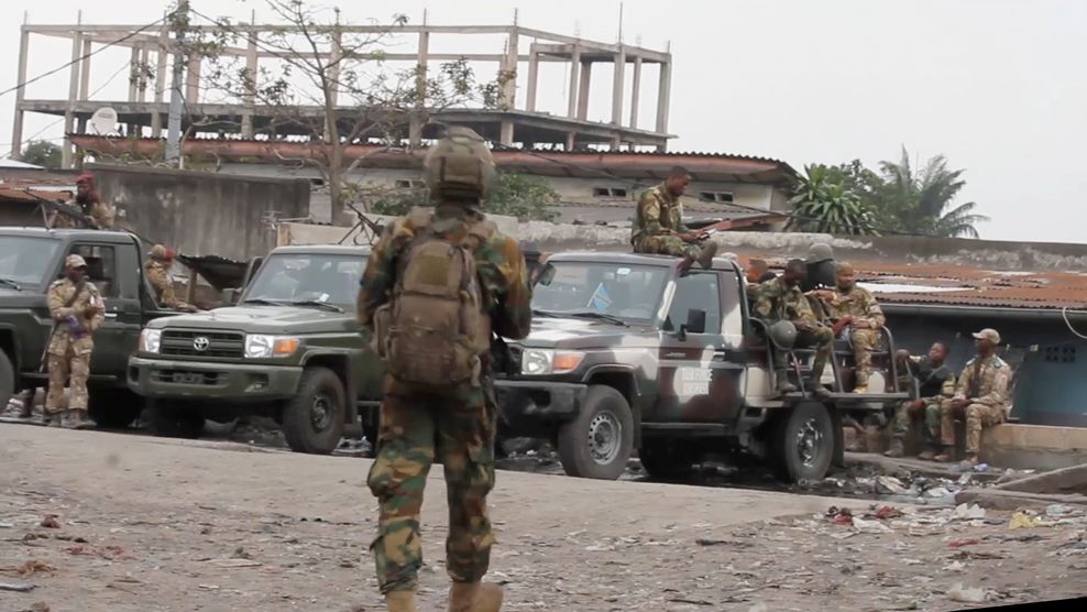 Staatliche Sicherheitskräfte vor dem Makala-Gefängnis in Kinshasa.