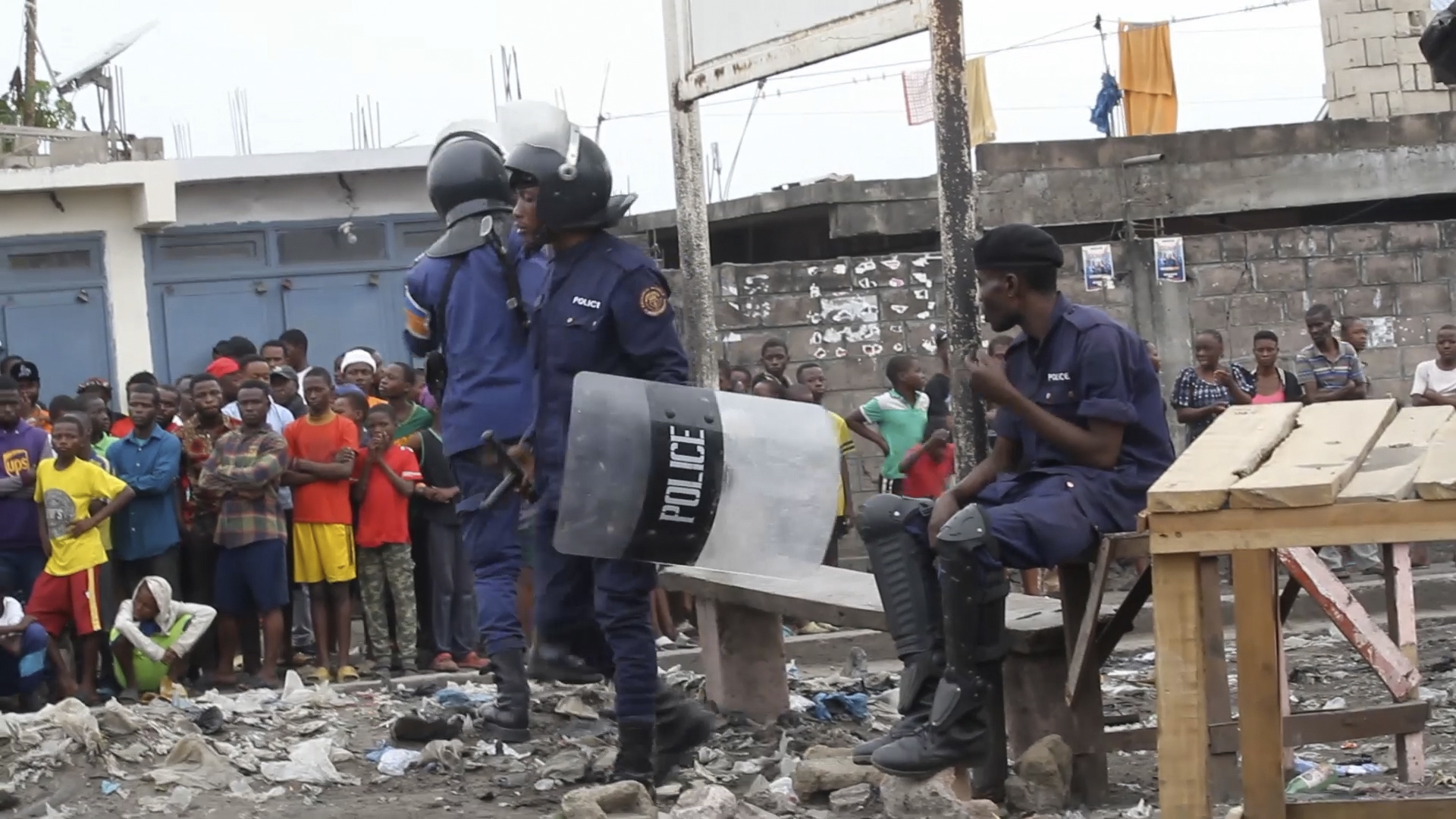 Polizeibeamte vor dem Makala-Gefängnis in Kinshasa nach einem versuchten Ausbruch.