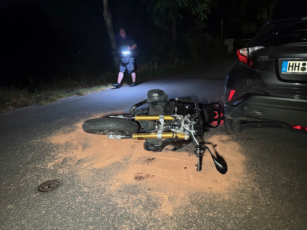 Auf der Straße Jenerseitedeich in Hamburg-Wilhelmsburg sind ein Motorradfahrer und ein Radfahrer zusammengestoßen.