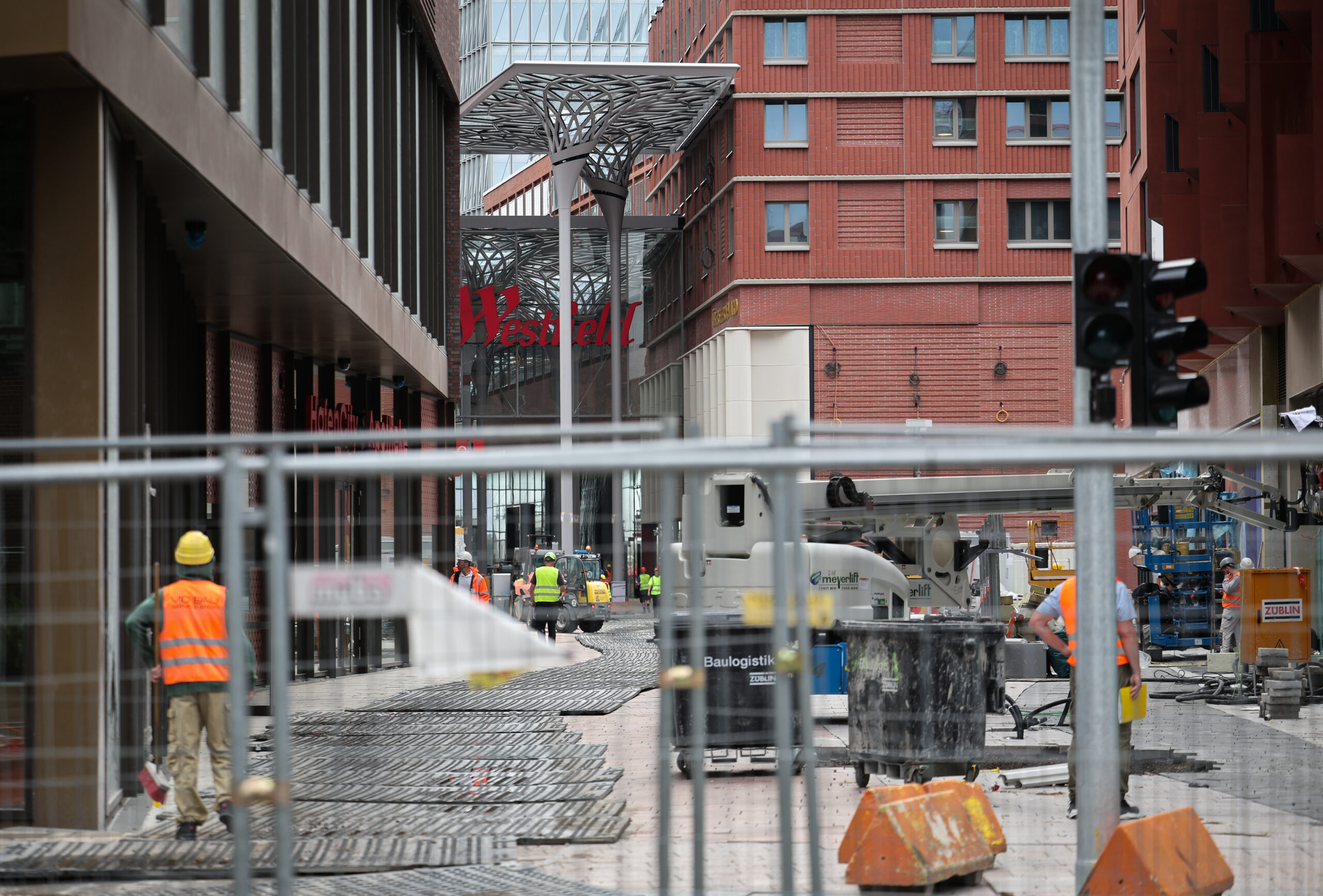 Blick auf die Baustelle des Westfield Hamburg-Überseequartiers in der HafenCity am 9. September 2024.