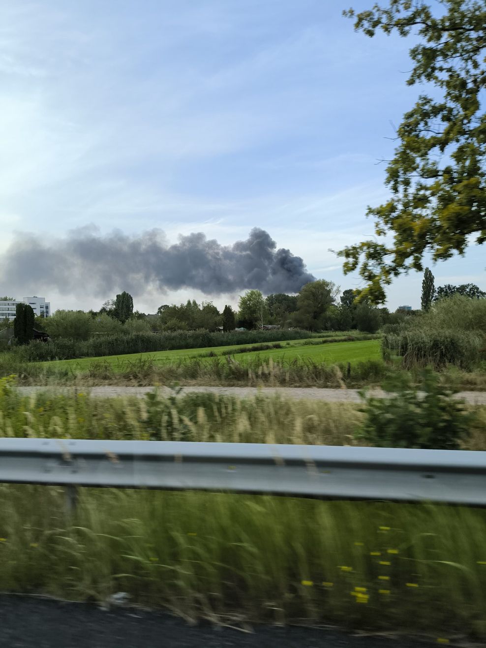 Die Rauchwolke war über mehrere Kilometer sichtbar.