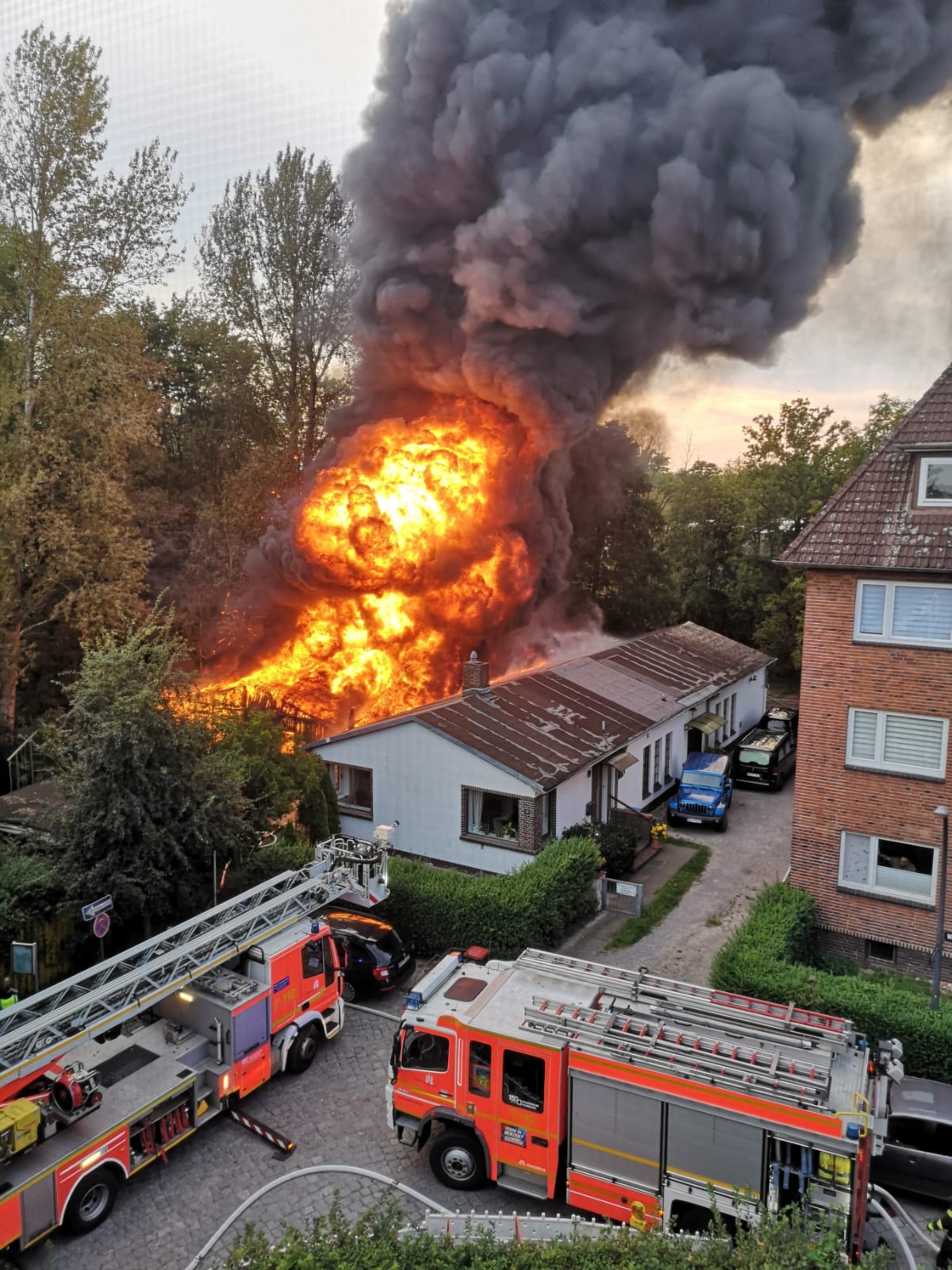 Die Bootshalle brennt in voller Ausdehnung. Die Feuerwehr ist im Großeinsatz.