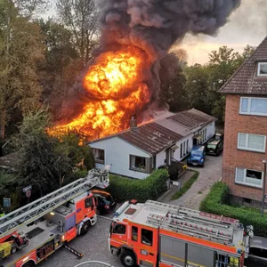 Die Bootshalle brennt in voller Ausdehnung. Die Feuerwehr ist im Großeinsatz.