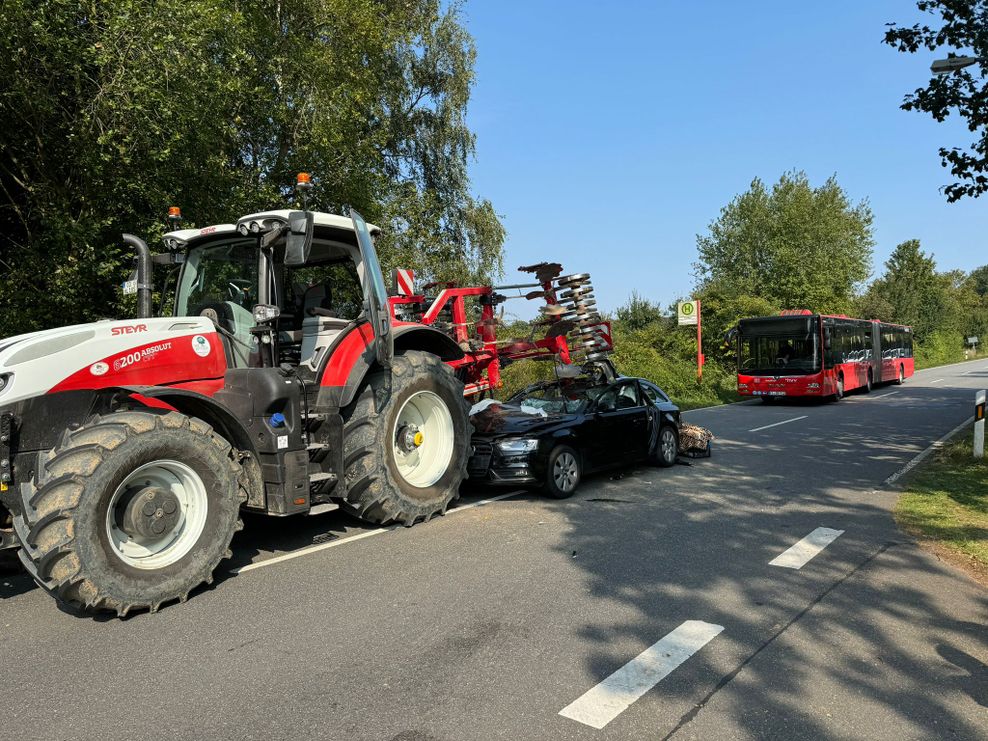 Nachdem die Fahrerin einen Linienbus überholte, krachte die Frau in das Heck eines Traktors.