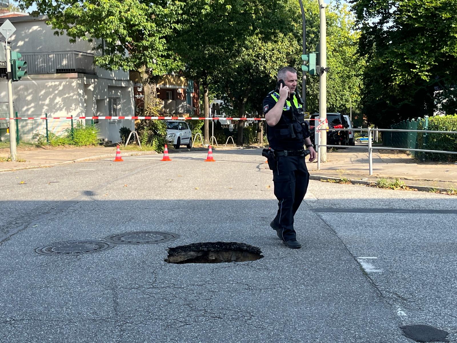 Im Hamburger Osten ist am Donnerstagnachmittag plötzlich eine Straße abgesackt. Auf einer kleineren Fläche entstand plötzlich ein Loch – mitten auf der Straße.