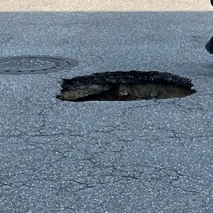 Im Hamburger Osten ist am Donnerstagnachmittag plötzlich eine Straße abgesackt. Auf einer kleineren Fläche entstand plötzlich ein Loch – mitten auf der Straße.