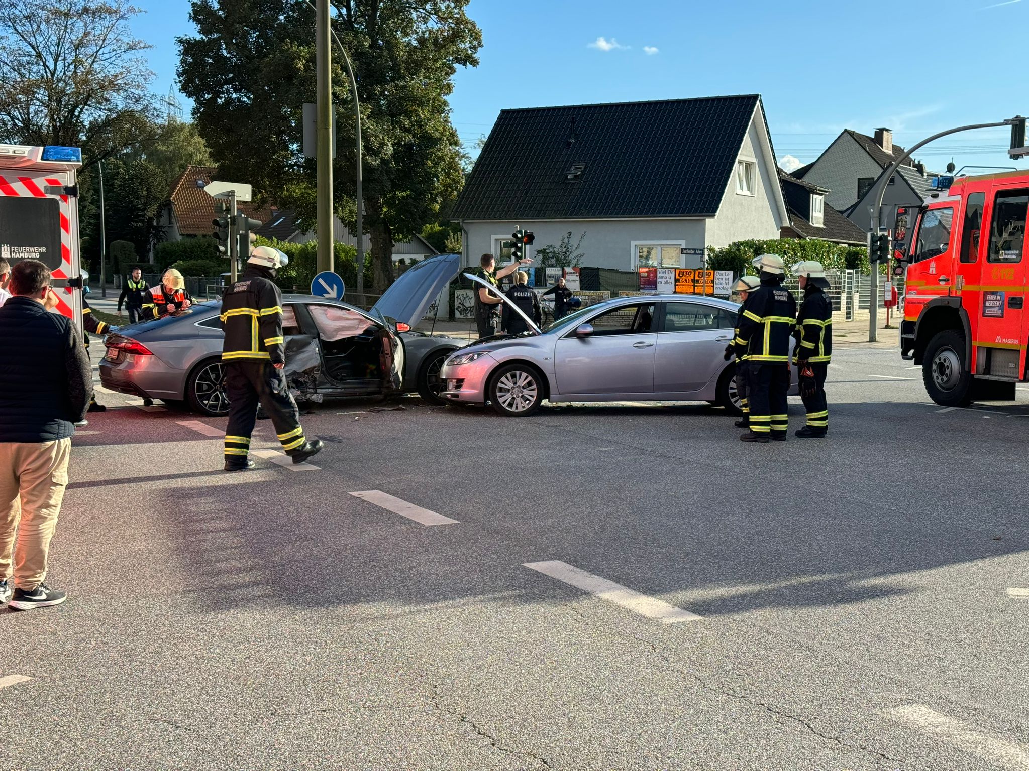 Aufgrund der Meldung schickte die Feuerwehr zunächst mehrere Rettungsfahrzeuge zur Einsatzstelle im Hamburger Osten.