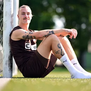 Jackson Irvine lehnt an den Torpfosten