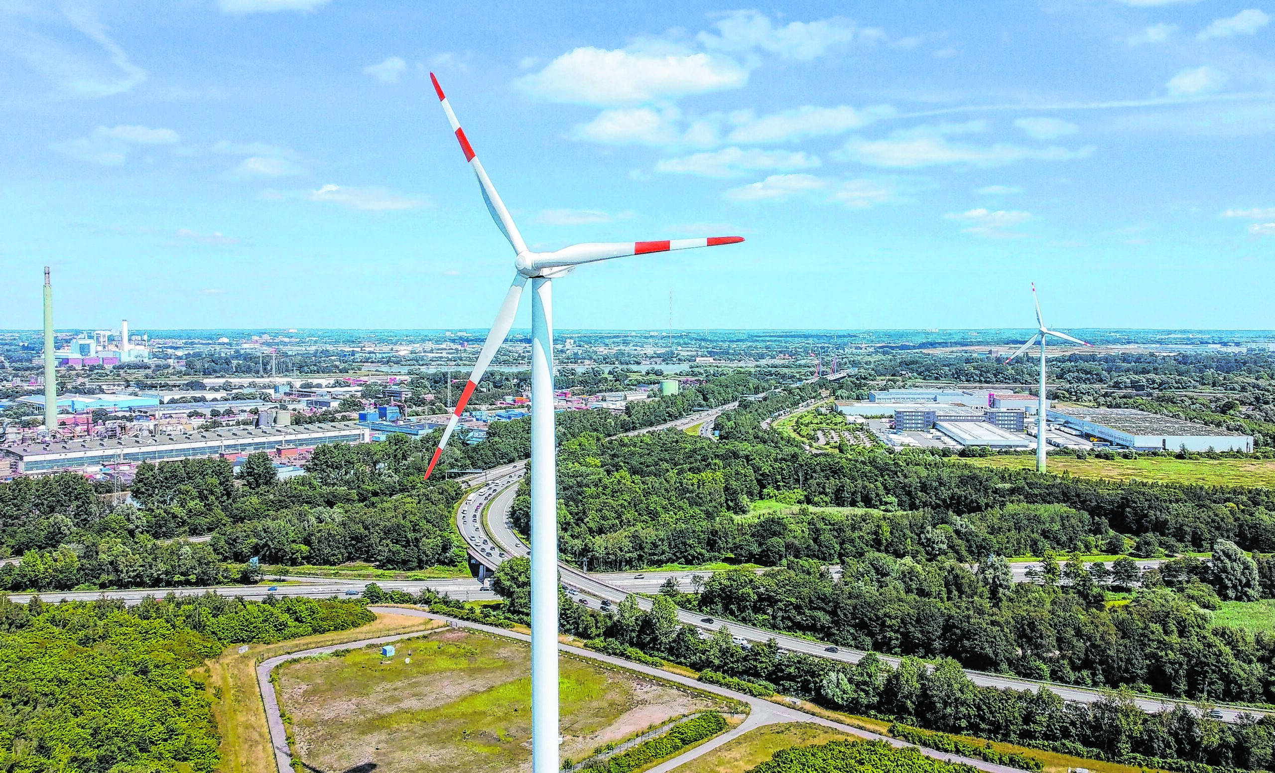 Ein Windrad dreht sich auf dem Energieberg in Georgswerder.