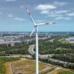 Ein Windrad dreht sich auf dem Energieberg in Georgswerder.
