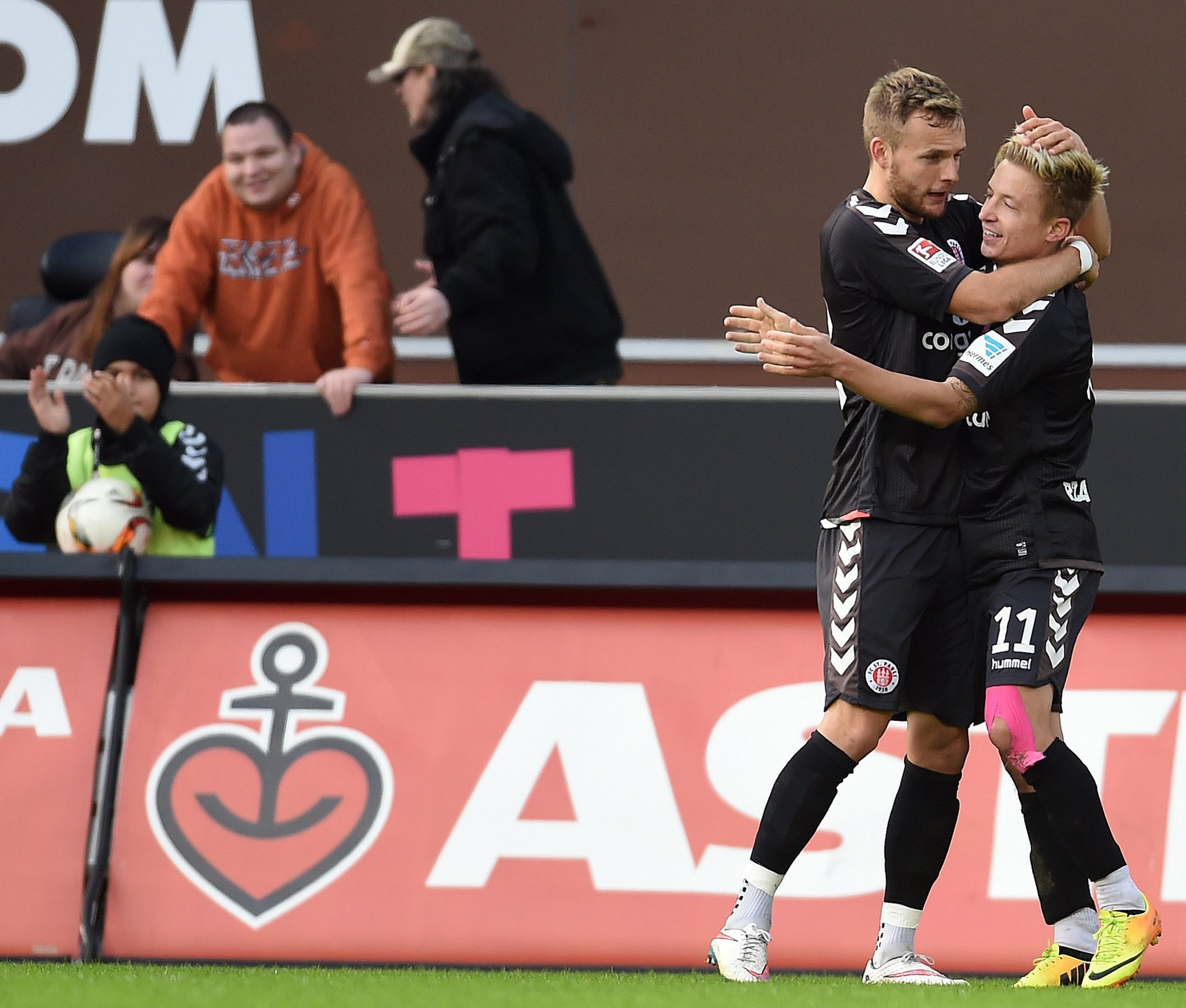 Lennart Thy und Marc Rzatkowski feiern ein St. Pauli-Tor