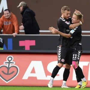 Lennart Thy und Marc Rzatkowski feiern ein St. Pauli-Tor