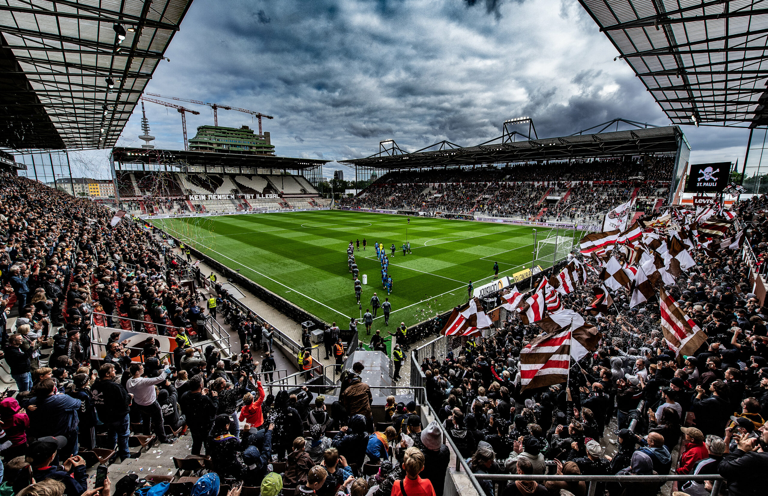 Auflaufen der Mannschaften im Millerntor-Stadion