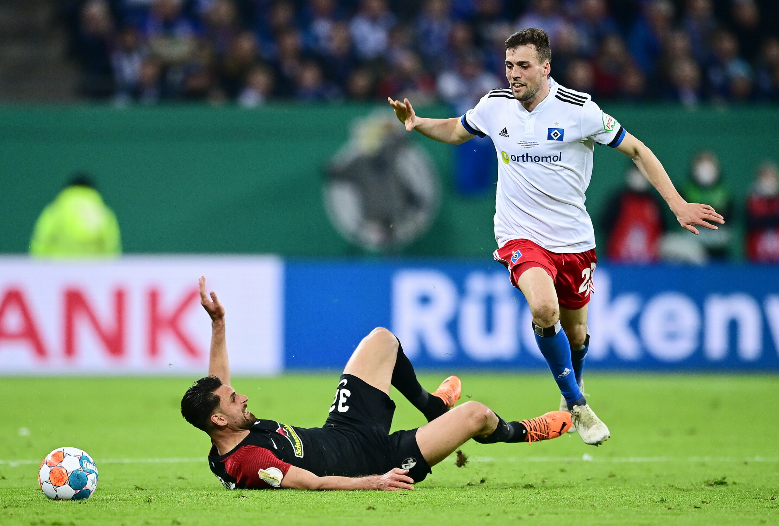 Es gibt ein Wiedersehen: Im April 2022 unterlagen Jonas Meffert (r.) und der HSV Vincenzo Grifos SC Freiburg im Pokal-Halbfinale mit 1:3.