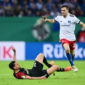 Es gibt ein Wiedersehen: Im April 2022 unterlagen Jonas Meffert (r.) und der HSV Vincenzo Grifos SC Freiburg im Pokal-Halbfinale mit 1:3.
