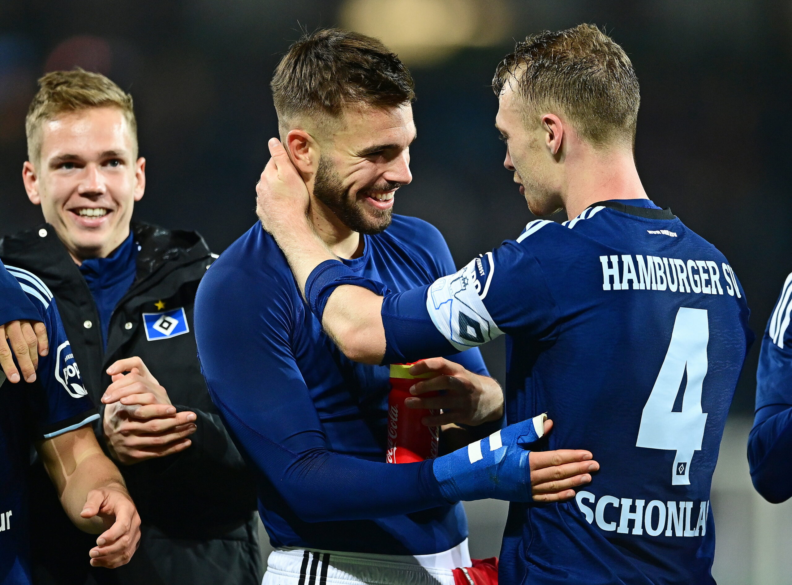 Mario Vuskovic und Sebastian Schonlau umarmen sich nach einem HSV-Spiel