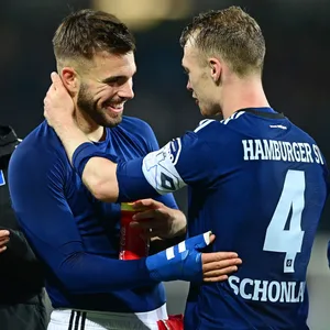 Mario Vuskovic und Sebastian Schonlau umarmen sich nach einem HSV-Spiel