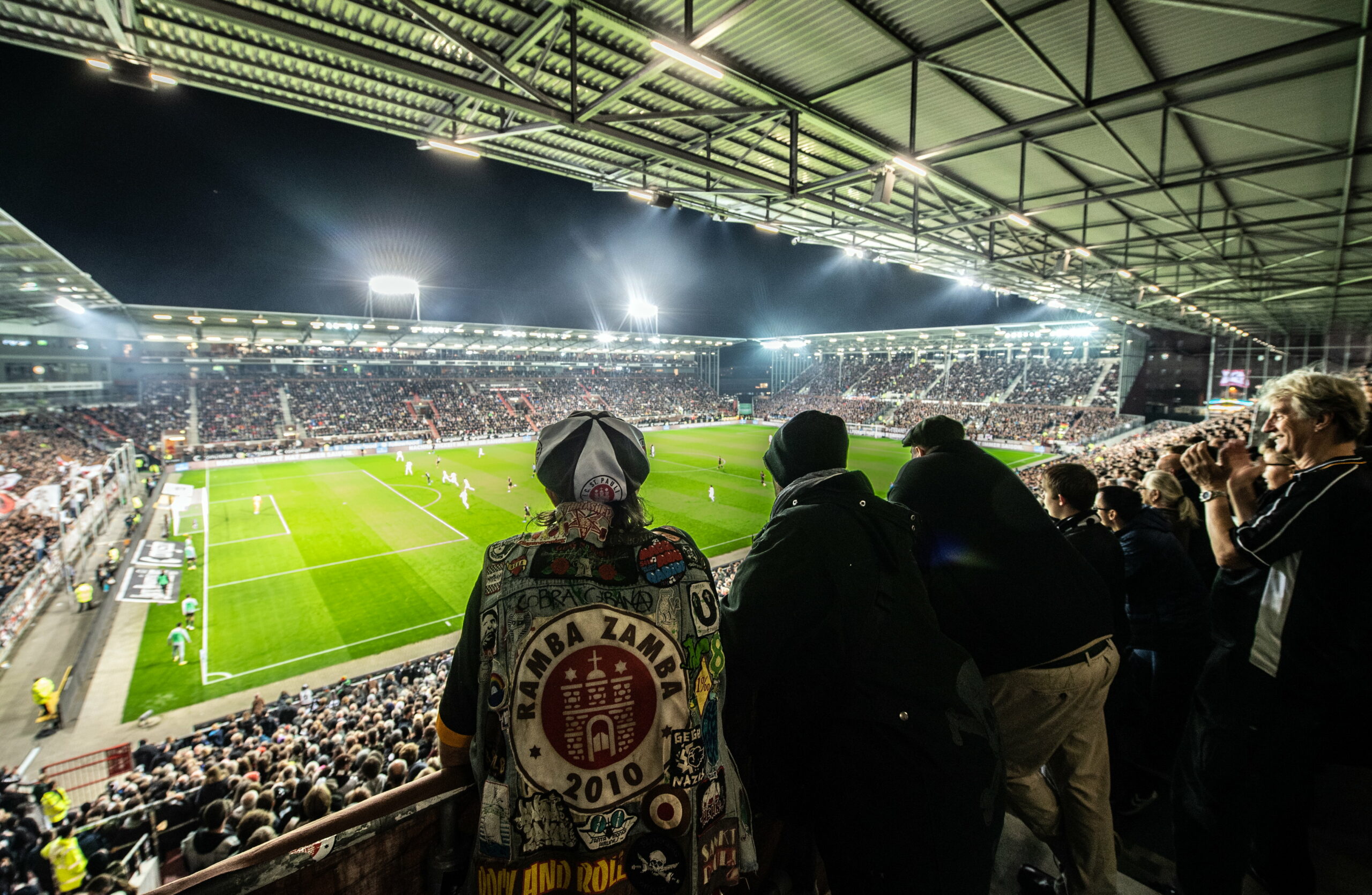 St. Pauli-Fans bei einem Flutlichtspiel am Millerntor