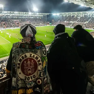 St. Pauli-Fans bei einem Flutlichtspiel am Millerntor