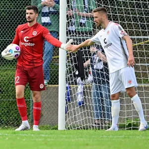 Nikola Vasilj klatscht mit Karol Mets ab